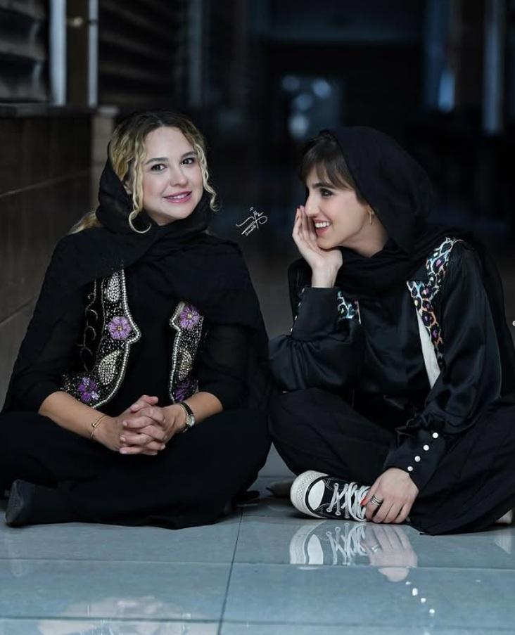 عکس نیلوفر هوشمند به همراه دوست بازیگرش