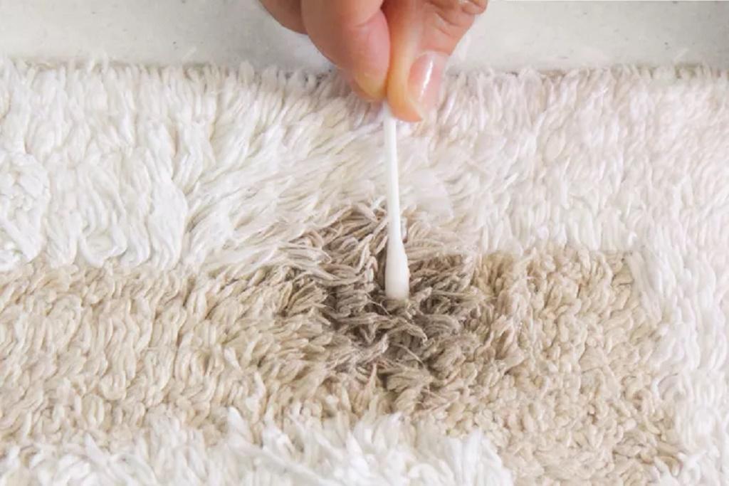 پاک کردن لکه رنگ مو از روی مبل و فرش 5