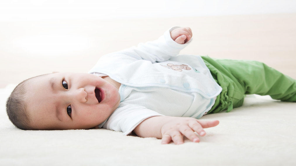 غلت زدن نوزاد؛ زمان و نکات ایمنی در رابطه با غلت زدن کودک