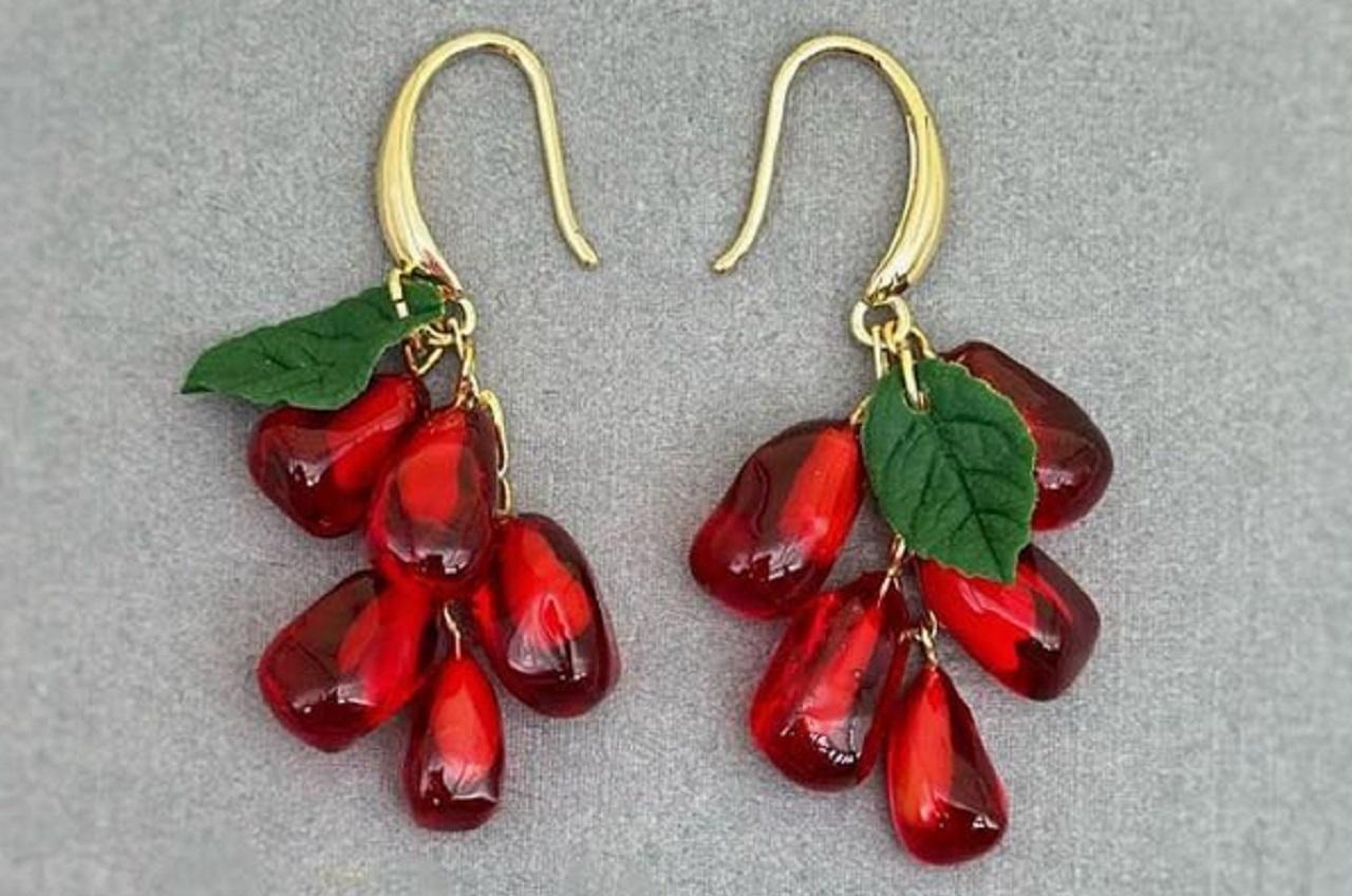 اکسسوری یلدایی با رنگ قرمز اناری