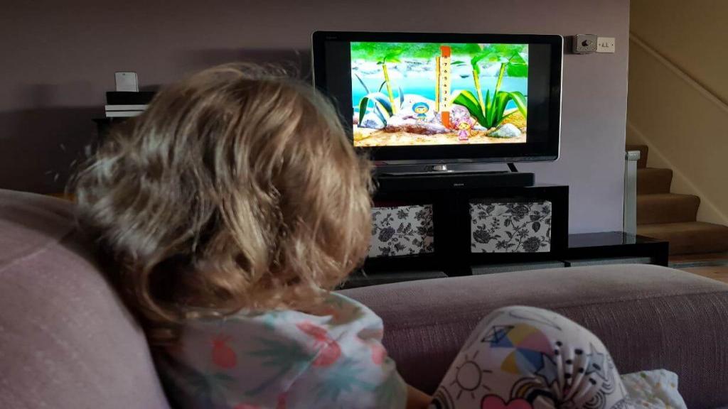 تاثیرات مثبت و منفی تلویزیون بر کودکان و راه محافظت از آنها