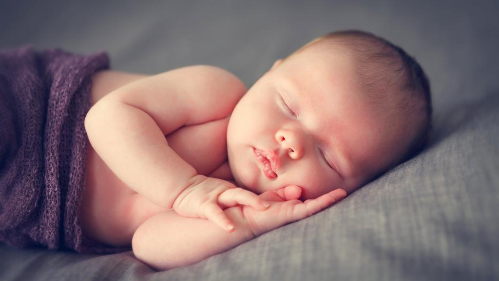 چه زمانی نوزاد می تواند روی شکم بخوابد