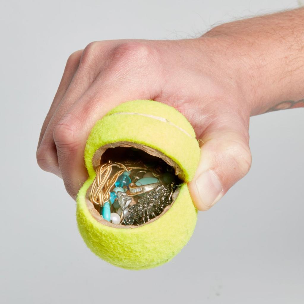 اشیا با ارزش داخل توپ تنیس