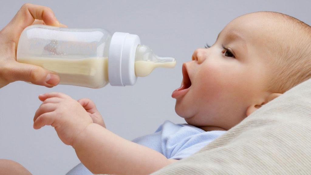 9 ترفند برای عادت دادن نوزاد به شیشه شیر و حل مشکل شیشه نگرفتن نوزاد
