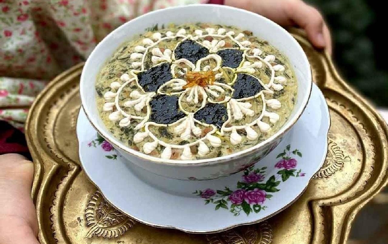 مدل تزیین آش رشته با کشک و نعناع داغ 2