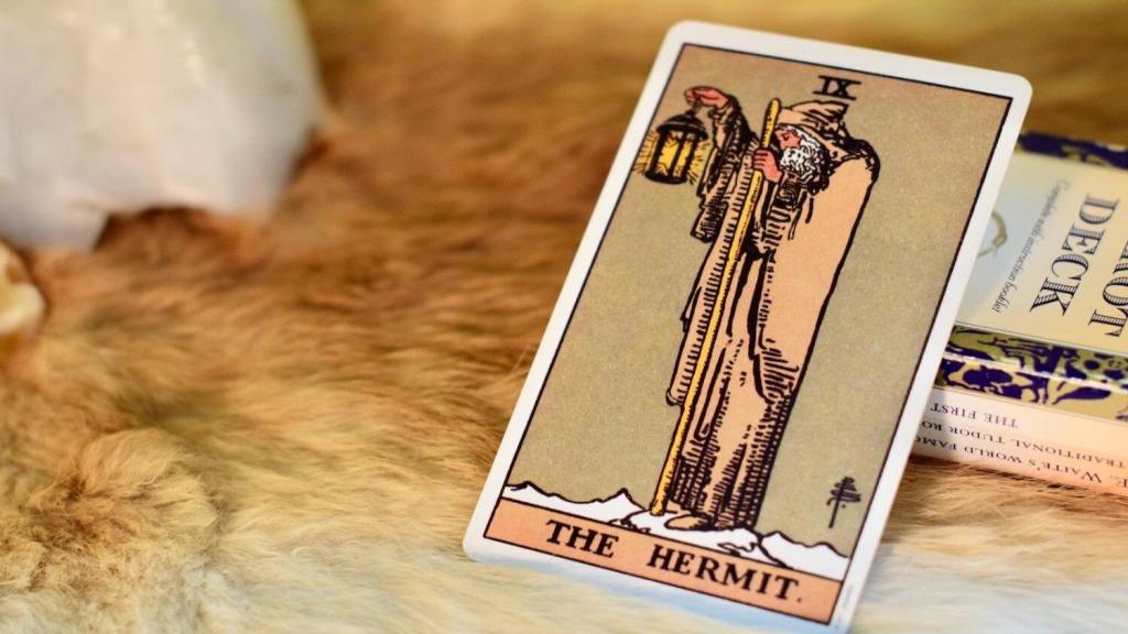 معنی کارت درویش در تاروت کبیر؛ تفسیر دقیق و کامل کارت The Hermit