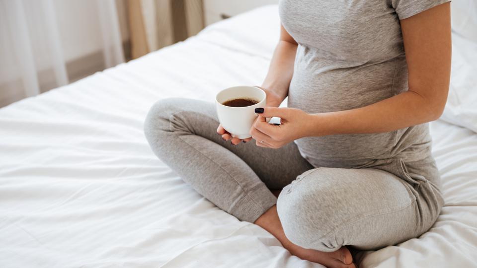 مصرف چه میزان کافئین در دوران بارداری بی ضرر است؟