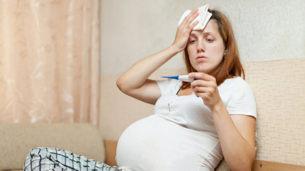 علائم تب در بارداری؛ علت و خطرات تب و لرز در حاملگی روی جنین