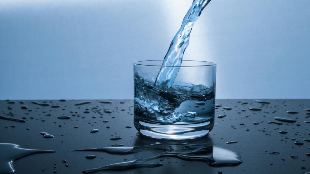 12 روش برای تأمین آب کافی بدن؛ راه های یادآوری نوشیدن آب کافی