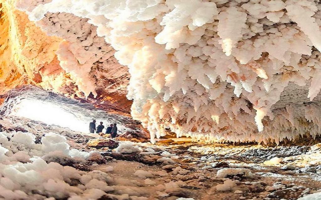 جاذبه های قشم:غار نمکدان