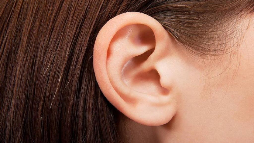 ترشحات گوش: علل تغییر رنگ و نکات تمیز کردن صحیح موم گوش