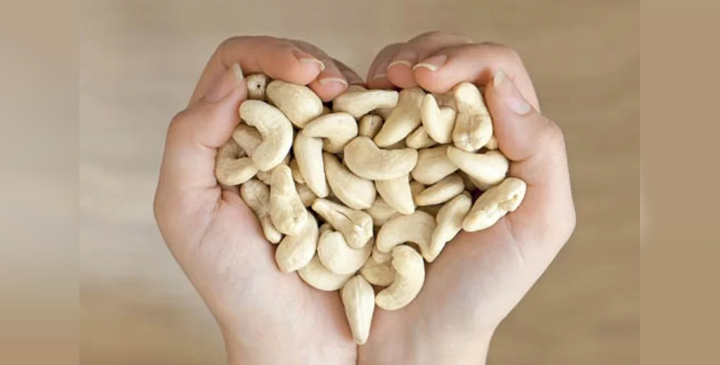 Кешью орехи полезные для женщин и противопоказания. Орехи кешью. Кешью витамины. Орешки кешью при беременности. Кешью горсть.