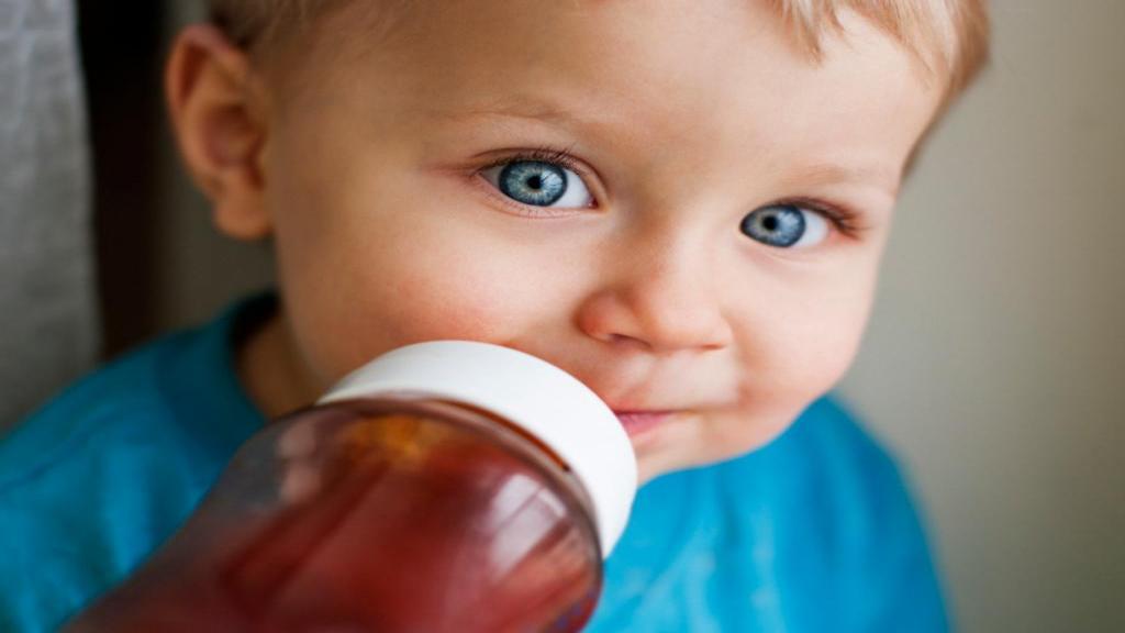 دادن آبمیوه به نوزاد؛ زمان شروع، مقدار، فواید، مضرات و نکات مهم در رابطه با آب میوه دادن به کودک