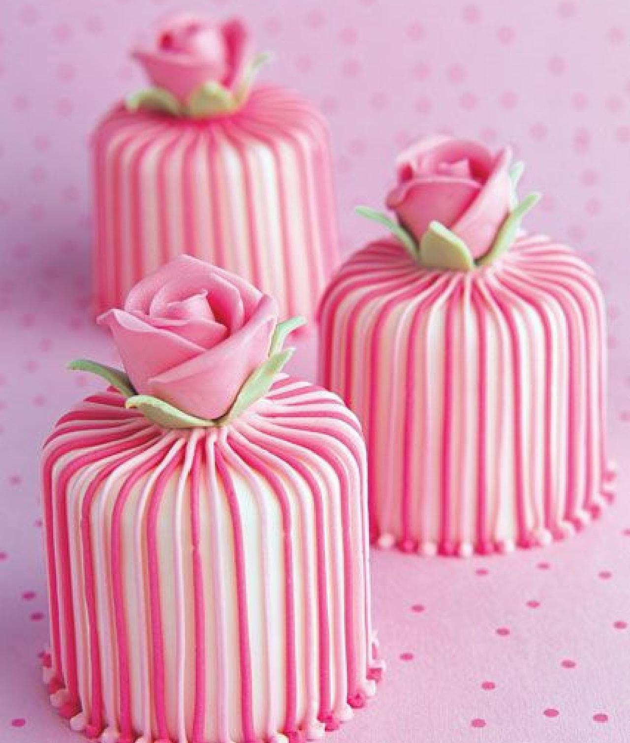 کیک روز زن ساده و شیک 2