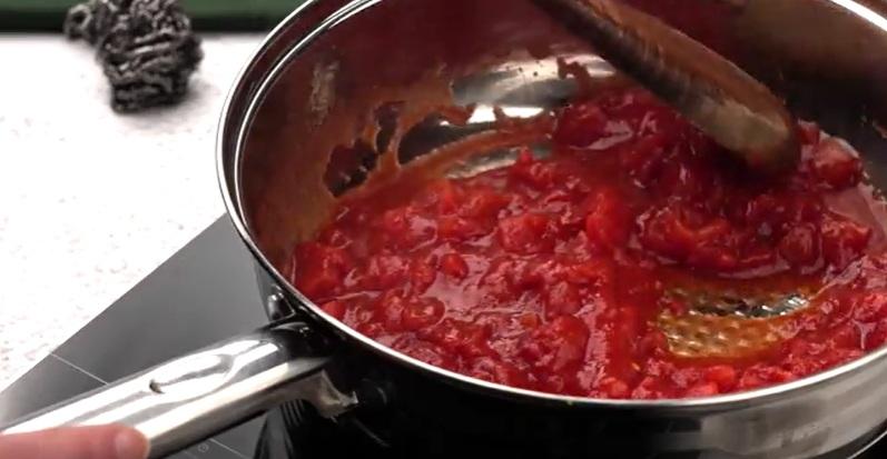 نحوه نچسب کردن ماهی تابه با روغن 12