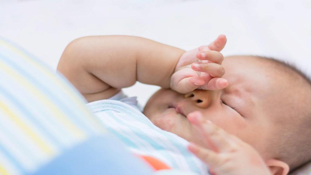 دلایل مالیدن چشم در کودکان و نوزادن + روش های پیشگیری از آن
