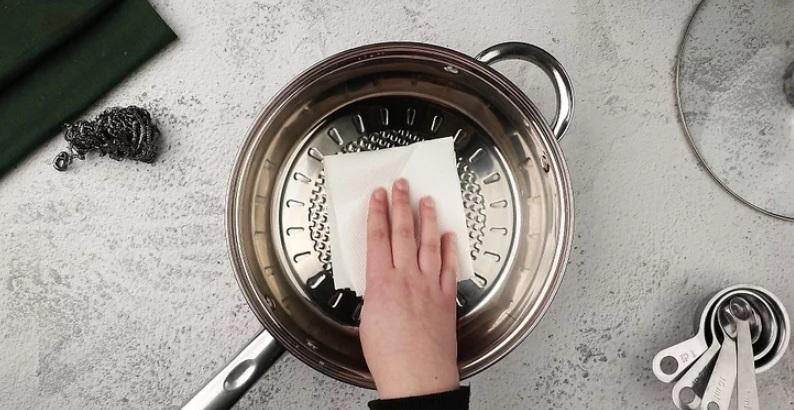 نحوه نچسب کردن ماهی تابه با روغن 13