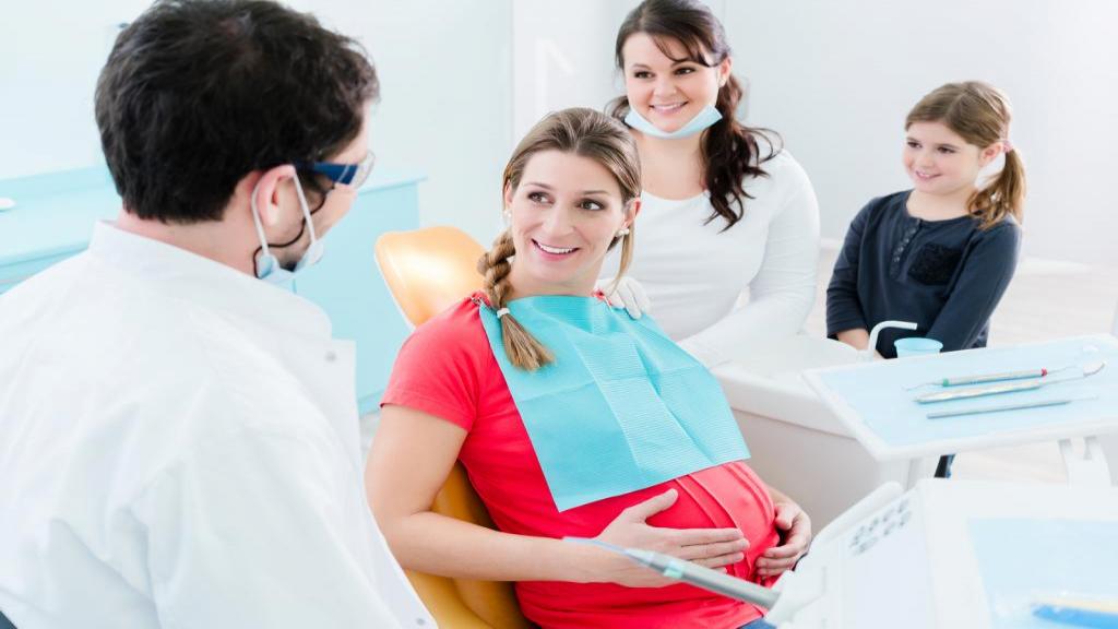 کشیدن دندان در بارداری خطرناک است ؛ عوارض کشیدن دندان در بارداری