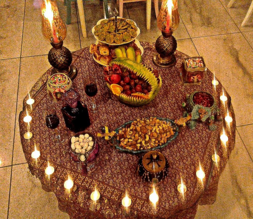 تزیین سفره شب یلدا سنتی زیبا