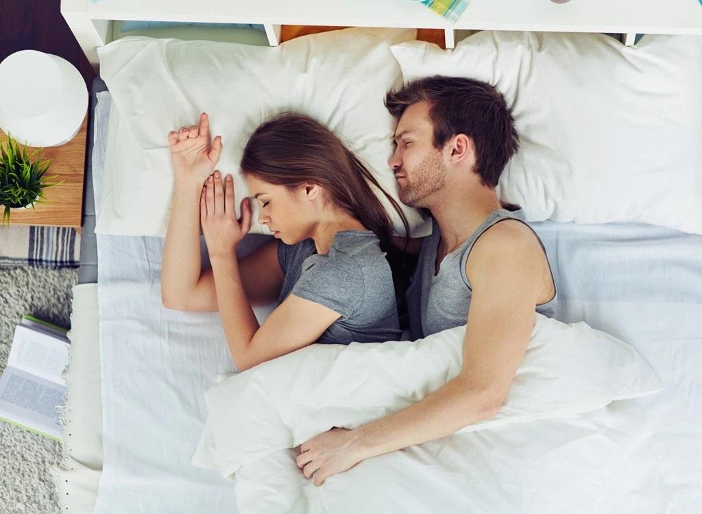 فواید بغل عاشقانه در خواب: خواب را بهبود می بخشد
