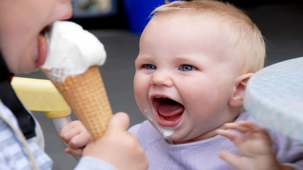 بستنی دادن به کودک: سن مناسب، نکات مهم و طرز تهیه بستنی خانگی ساده