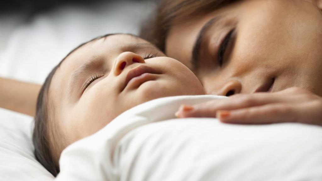 نحوه صحیح و درست خوابیدن نوزاد و بهترین حالت خوابیدن کودک چیست؟