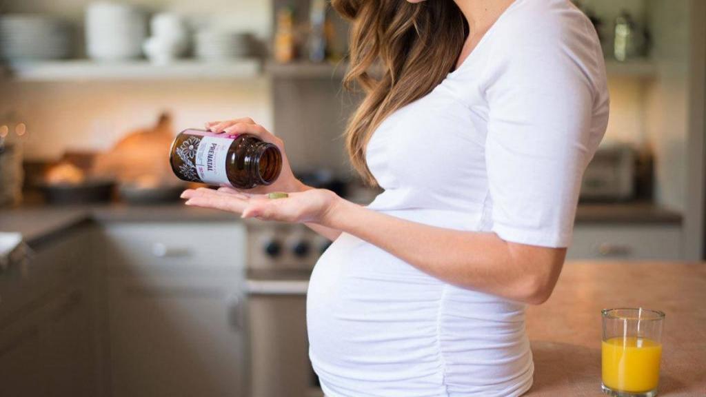 مصرف بیوتین در بارداری: فواید، عوارض کمبود و منابع غذایی ویتامین B7