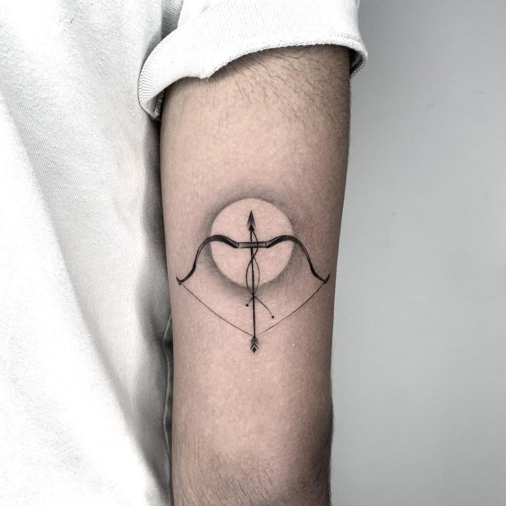 تتو نماد ماه آذر روی بازو 1