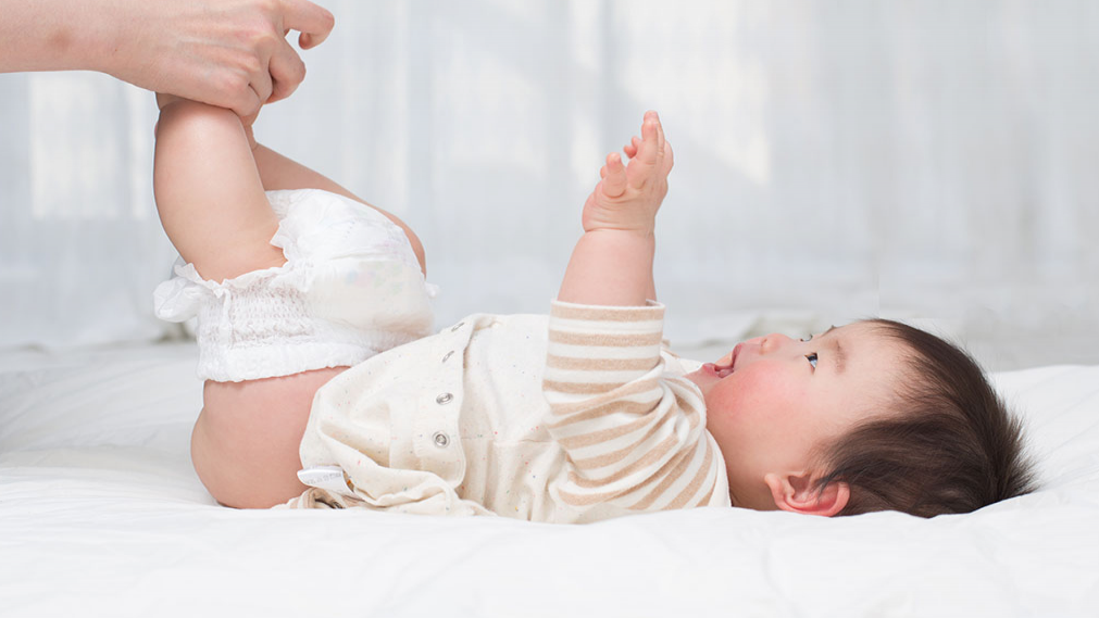 درمان سوختگی پای نوزاد با 10 روش خانگی و علت ادرار سوختگی کودک