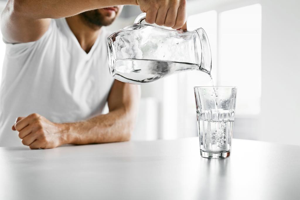 درمان سردرد روزه داران در ماه رمضان:نوشیدن آب
