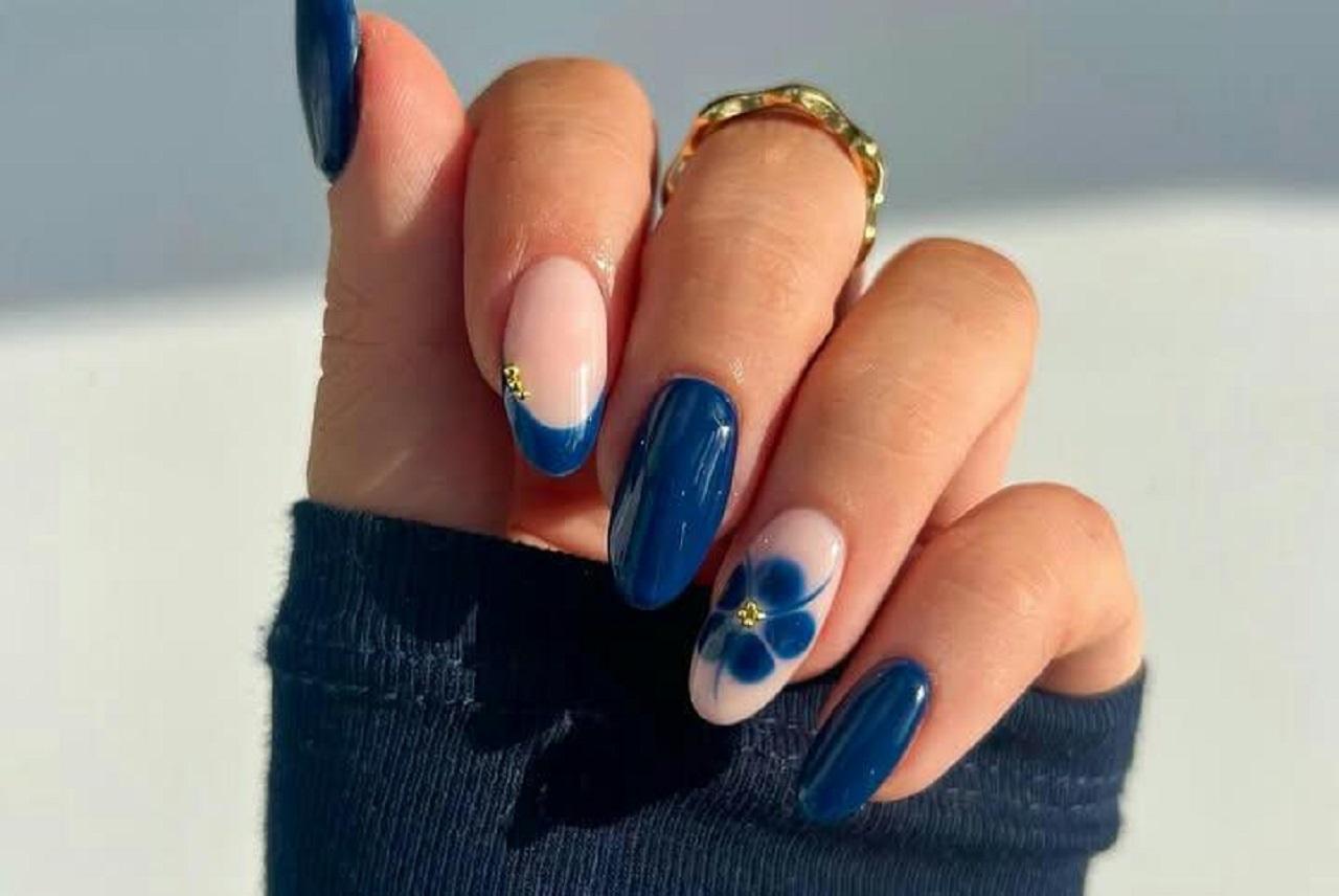 طرح ناخن زمستانی خاص به شکل شکوفه نیمه‌ شب