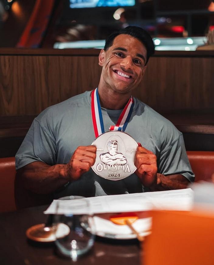 عکس علی بلال نایب قهرمان فیزیک کلاسیک المپیا 2024