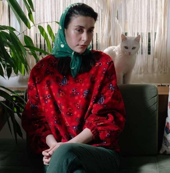 عکس مژده دایی به همراه گربه اش