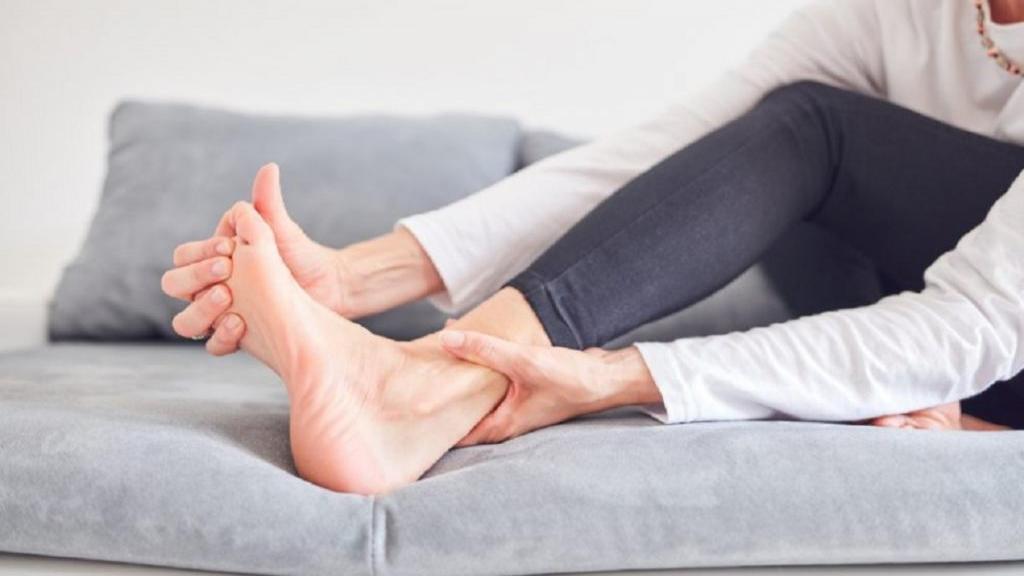 علت گرفتگی عضلات ران و ساق پا در خواب چیست و چگونه درمان می شود