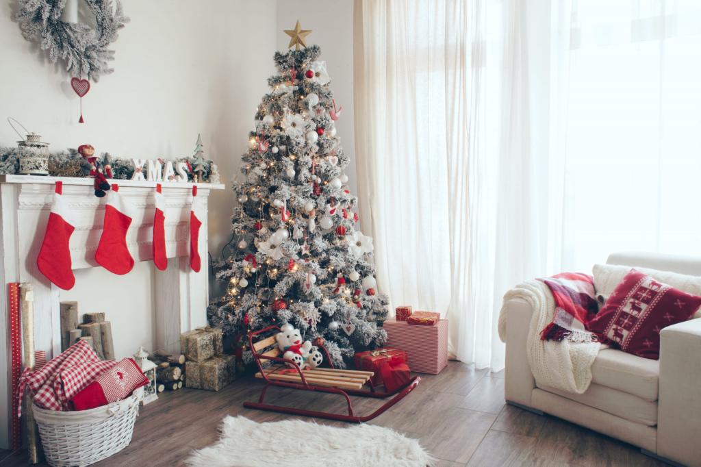 عکس تزیین درخت کریسمس زیبا و ساده