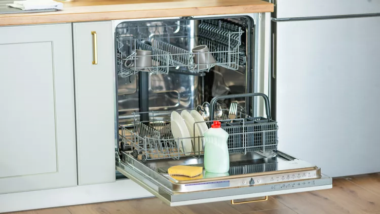 روش تمیز کردن و جرم گیری کامل ماشین ظرفشویی با محلول خانگی