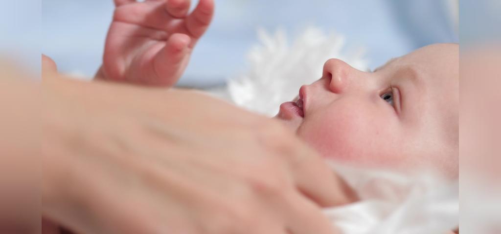 اگر در حین شیر خوردن کودک به خواب رفت، چه کاری باید انجام دهید؟