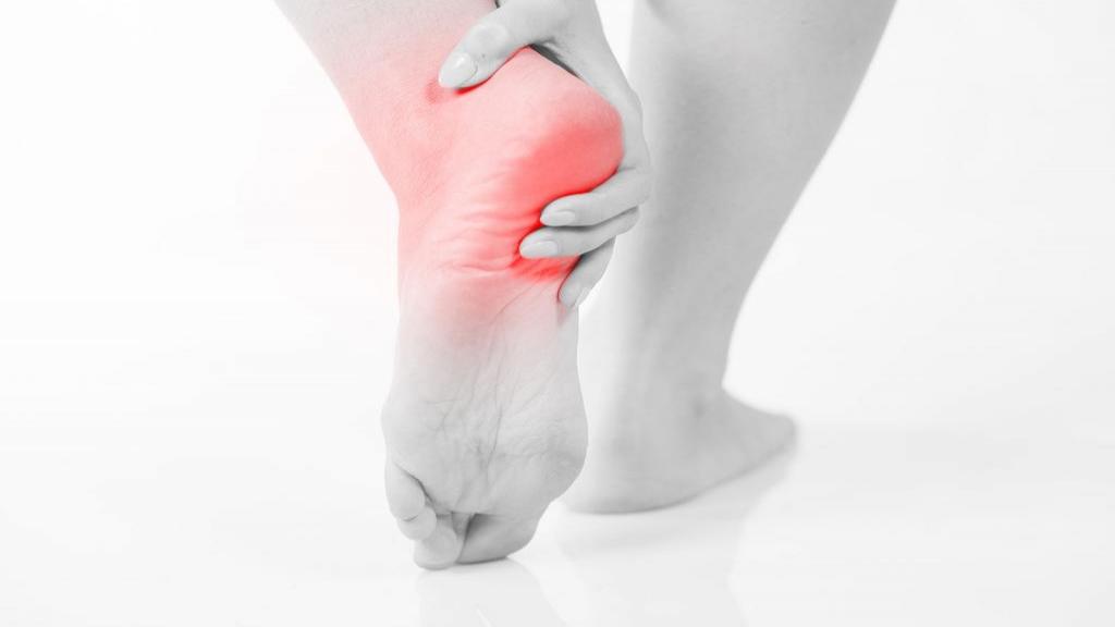 درد پشت پاشنه پا نشانه چیست؛ علت و درمان درد کف پا و پاشنه
