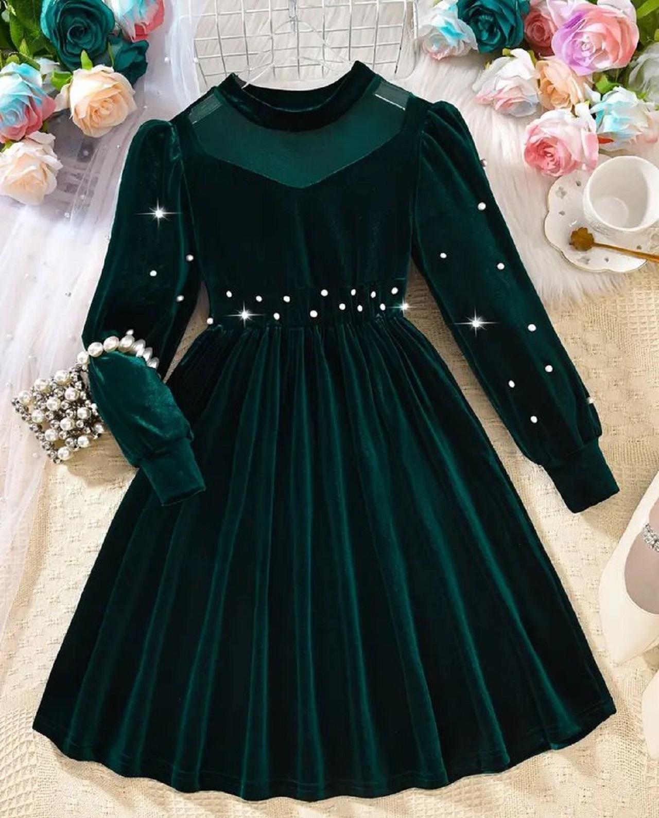 مدل لباس شب یلدا دخترانه سبز مخمل 1