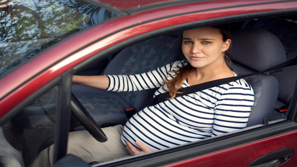 راهنمای کامل سفر با اتومبیل در دوران بارداری؛ (نکات مهم در رابطه با رانندگی بانوان در دوران حاملگی)