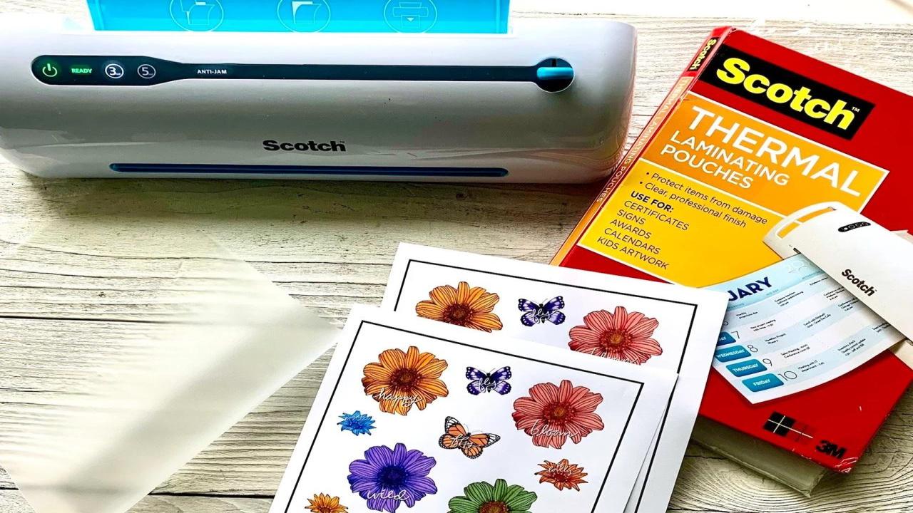 بهترین روش برای لمینت کردن کاغذ، برچسب‌ و استیکر در خانه (گام‌ به‌ گام)
