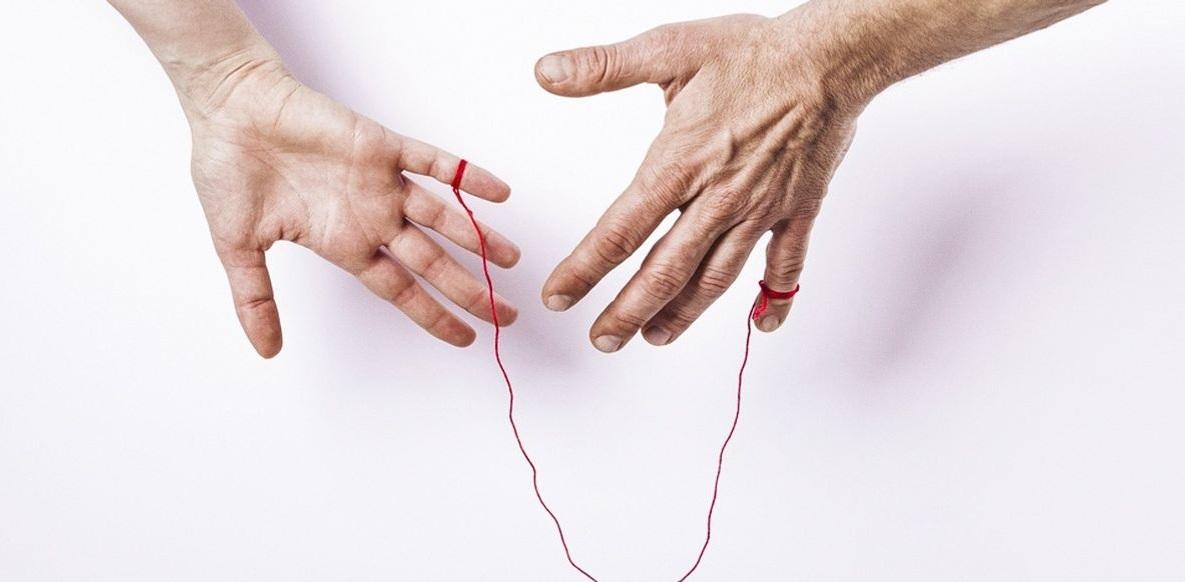 معجزه نخ قرمز دور دست راست
