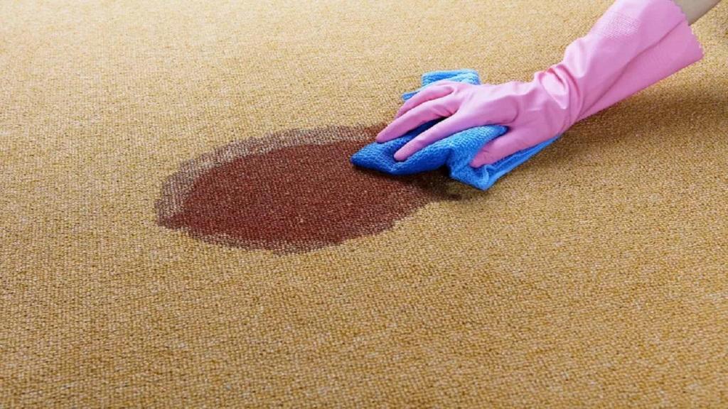 پاک کردن و از بین بردن لکه خون از روی فرش با ترفند ساده