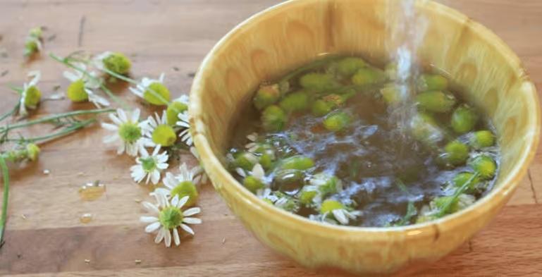 طرز تهیه ماسک بابونه و گلاب