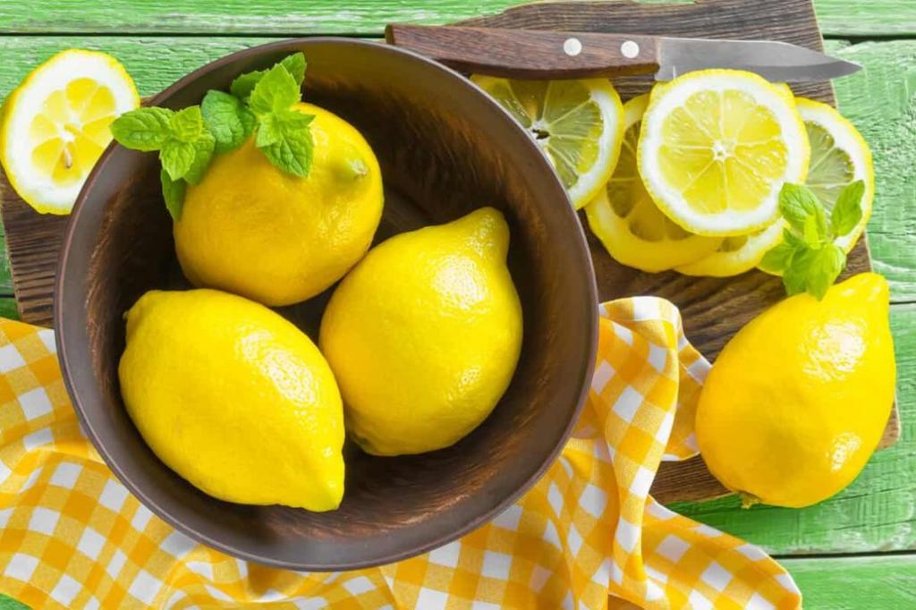 درمان خانگی حالت تهوع : یک لیمو را برش دهید.