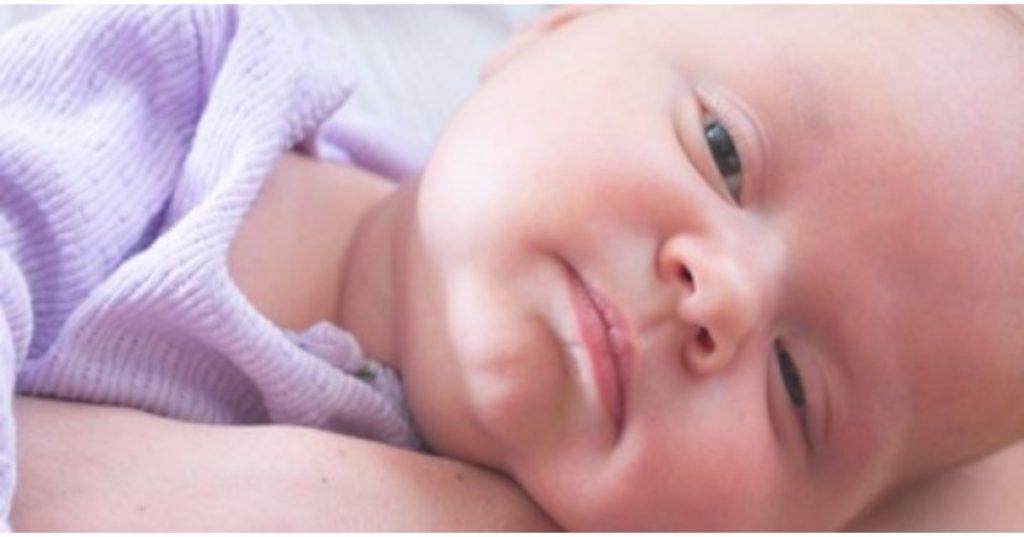 آیا خوابیدن نوزادان با چشمان باز طبیعی است