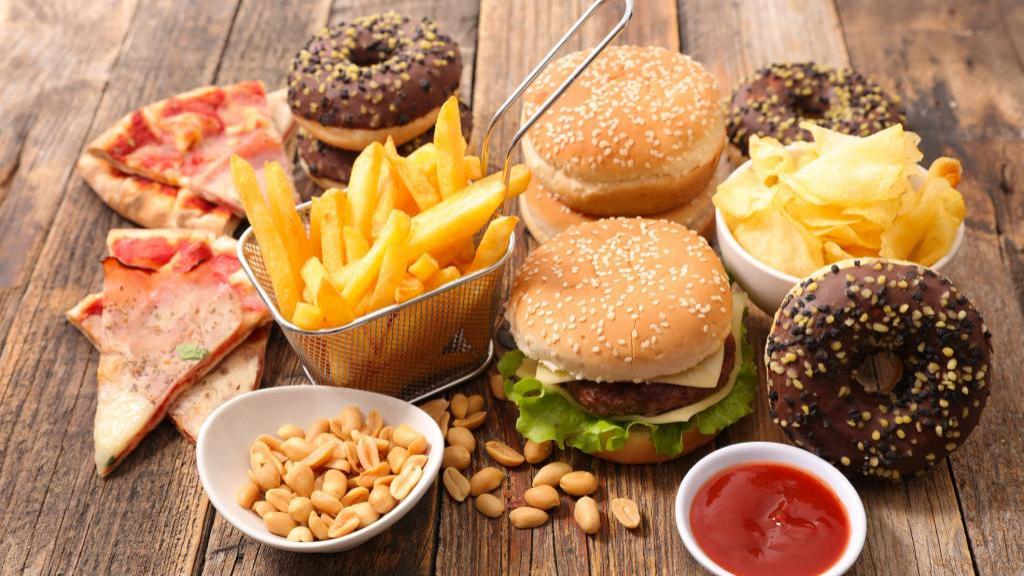 غذاهای فرآوری شده منجر به افزایش وزن می شود، اما نه فقط به دلیل کالری بیشتر