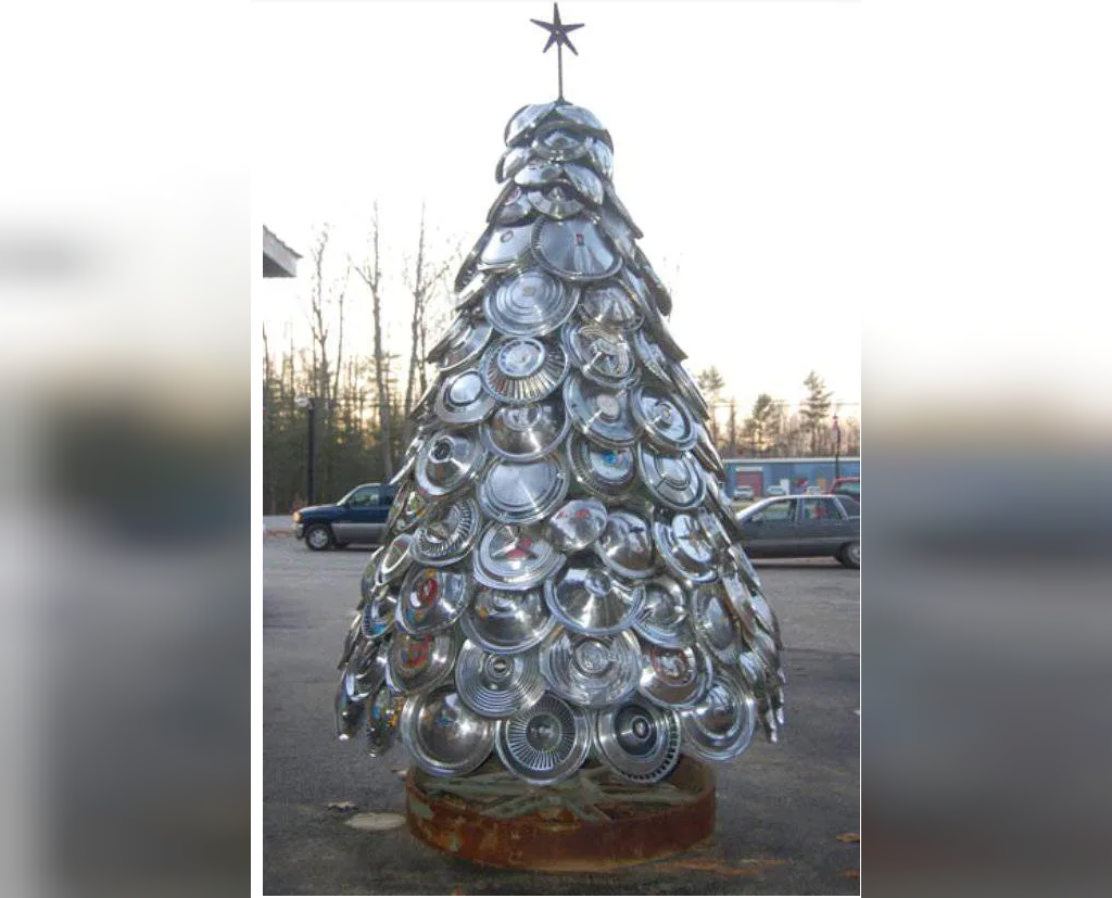تزیین درخت کریسمس با رینگ ماشین