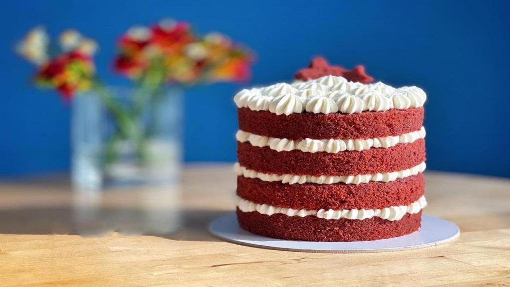 طرز تهیه کیک ردولوت قرمز خانگی خوش طعم و آسان به روش کافی شاپی