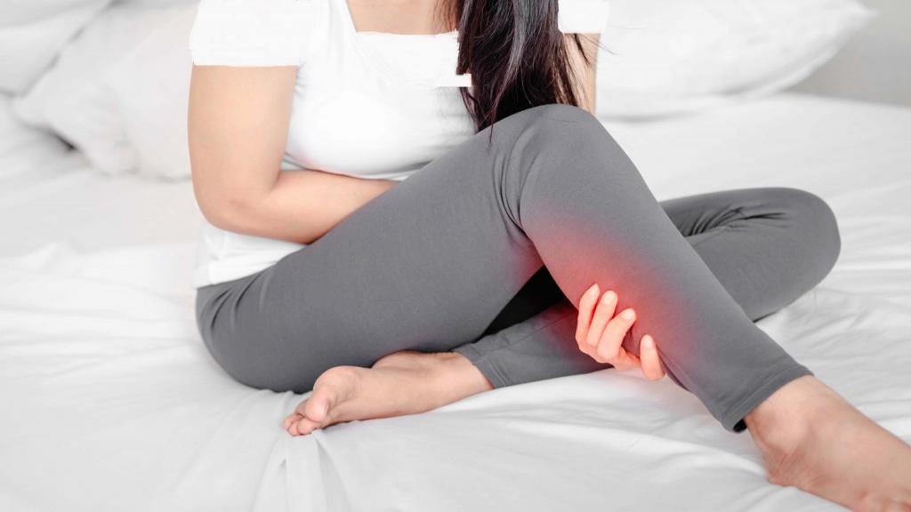 علت گرفتگی عضلات پا + درمان خانگی درد عضلات ساق پا